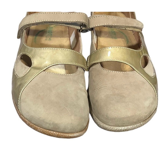 Naot Suede Beige Gold Flats Size 40/9 - Picture 9 of 10